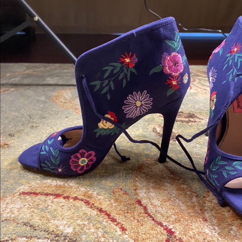 Betsey Johnson blue floral heel